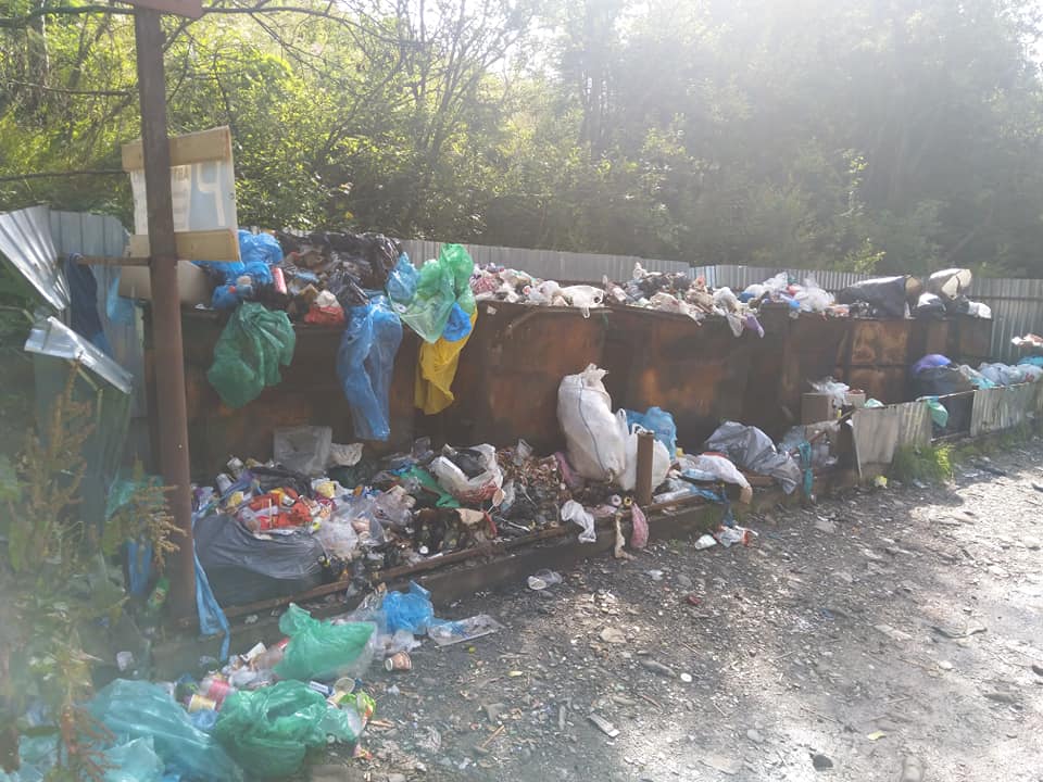 Отходы гниют месяцами: известный украинский курорт утонул в мусоре