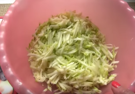 Оладьи из кабачков с сыром просто готовятся