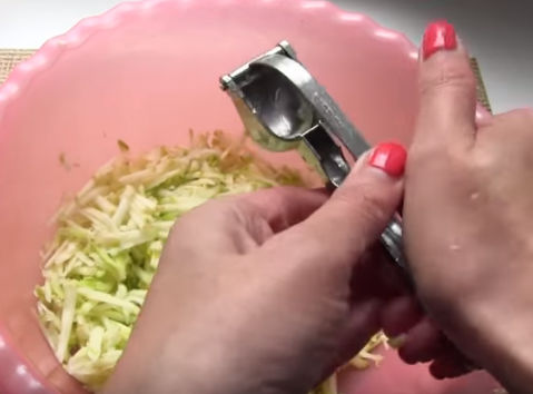 Оладьи из кабачков с сыром просто готовятся