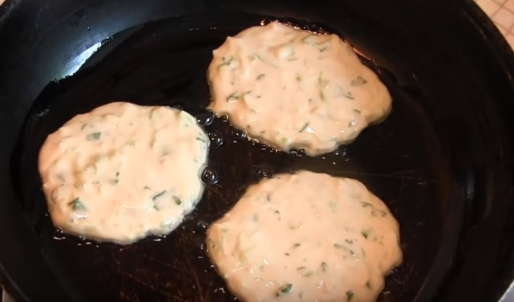 Оладьи из кабачков с сыром просто готовятся