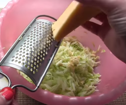 Оладьи из кабачков с сыром просто готовятся