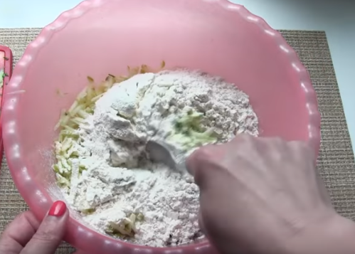 Оладьи из кабачков с сыром просто готовятся