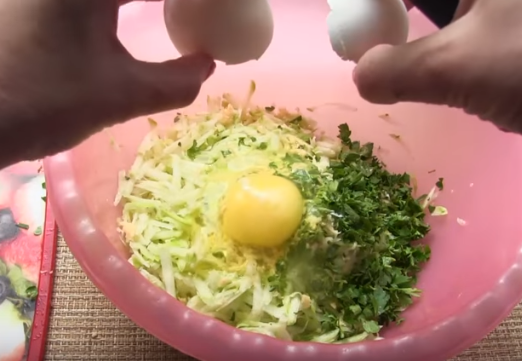 Оладьи из кабачков с сыром просто готовятся