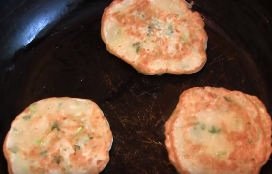 Оладьи из кабачков с сыром просто готовятся