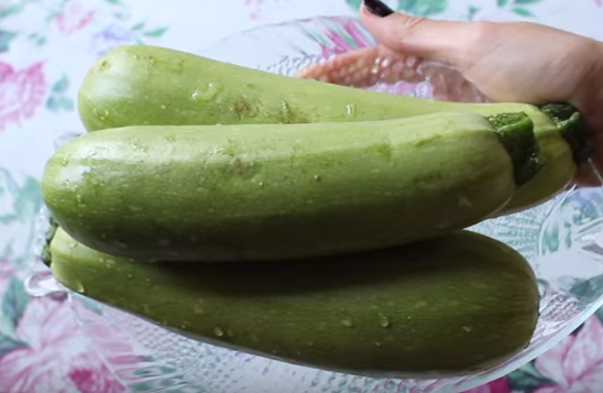 Оладьи из кабачков без яиц с морковью получаются немного сладковатыми