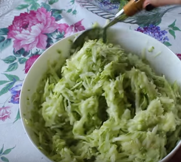 Оладьи из кабачков без яиц с морковью получаются немного сладковатыми