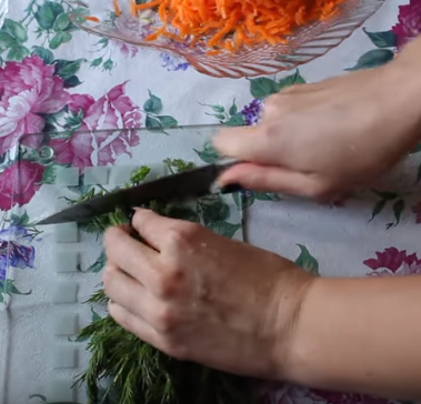 Оладьи из кабачков без яиц с морковью получаются немного сладковатыми