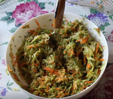 Оладьи из кабачков без яиц с морковью получаются немного сладковатыми