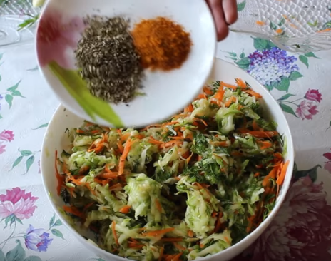 Оладьи из кабачков без яиц с морковью получаются немного сладковатыми