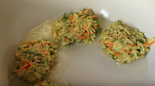 Оладьи из кабачков без яиц с морковью получаются немного сладковатыми