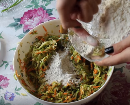 Оладьи из кабачков без яиц с морковью получаются немного сладковатыми