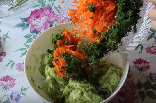 Оладьи из кабачков без яиц с морковью получаются немного сладковатыми