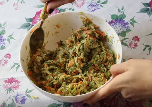 Оладьи из кабачков без яиц с морковью получаются немного сладковатыми