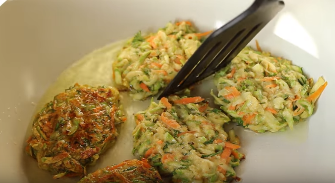 Оладьи из кабачков без яиц с морковью получаются немного сладковатыми