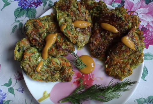 Оладьи из кабачков без яиц с морковью получаются немного сладковатыми