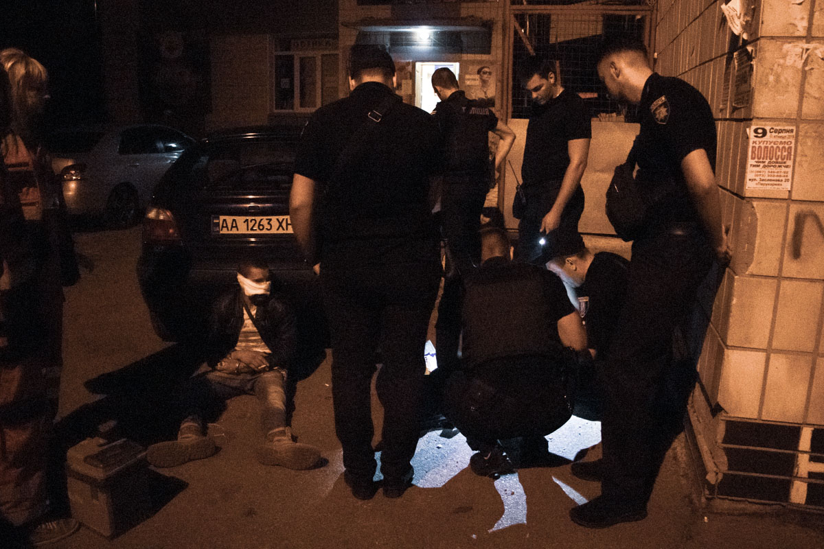 В Киеве мужчина ограбил офис депутата, потом его ранили и задержали