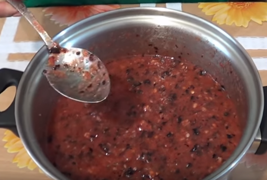 Домашний кетчуп из слив быстро готовится