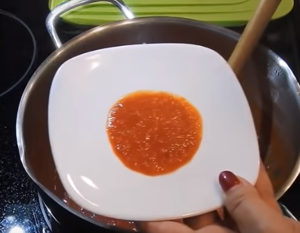 Домашний кетчуп из помидор можно хранить в теплом месте