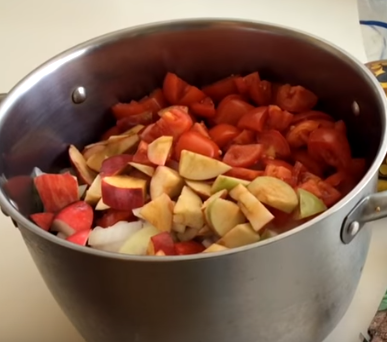 Кетчуп домашний с яблоками готовится из простых ингредиентов