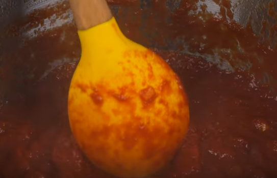 Домашний кетчуп из томатного сока быстро и просто готовится