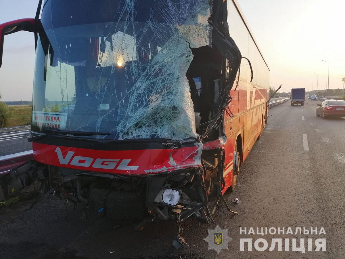 На Полтавщине автобус не разминулся с микроавтобусом, есть жертвы На Полтавщине автобус не разминулся с микроавтобусом, есть жертвы
