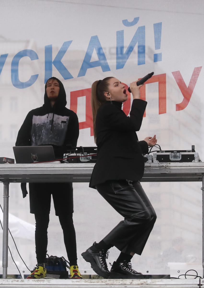 IC3PEAK выступает на митинге в Москве