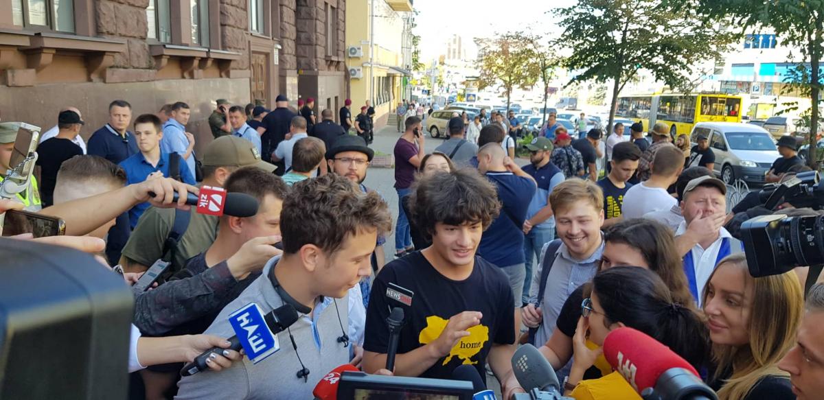 Под зданием ГБР заметили детей Порошенко Под зданием ГБР заметили детей Порошенко
