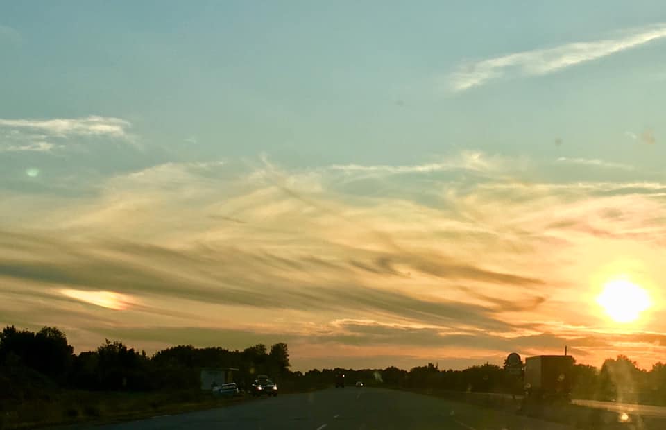 Паргелий выглядит как светлое пятно на уровне солнца