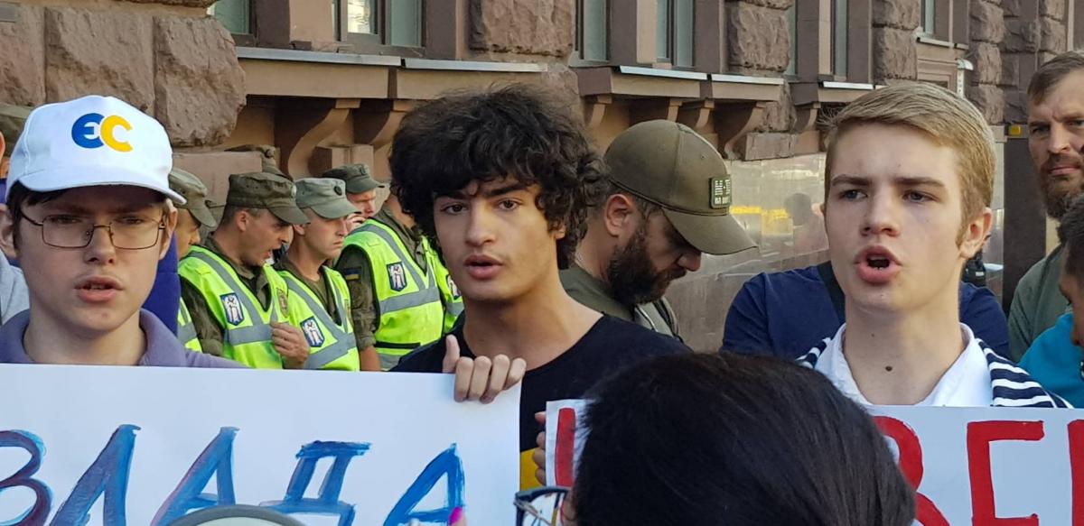 Порошенко явился на допрос в ГБР с детьми