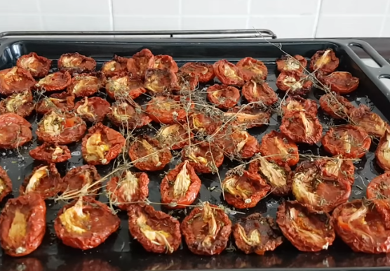 Вяленые помидоры в духовке стоит хранить в холодильнике