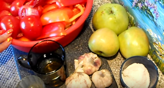 Рецепт аджики с яблоками легко воплотить в жизнь