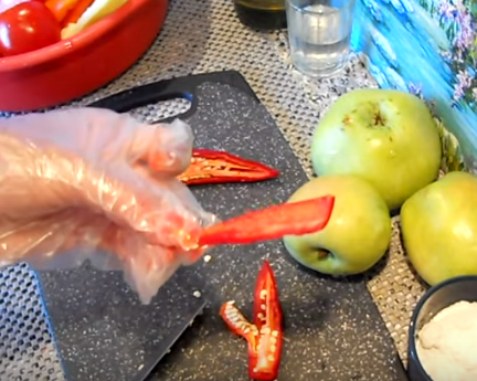 Рецепт аджики с яблоками легко воплотить в жизнь