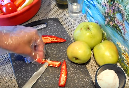 Аджика с яблоками просто готовится