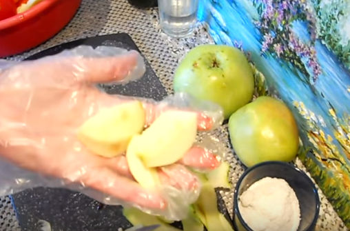 Аджика с яблоками просто готовится