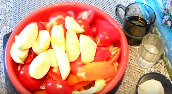 Рецепт аджики с яблоками легко воплотить в жизнь