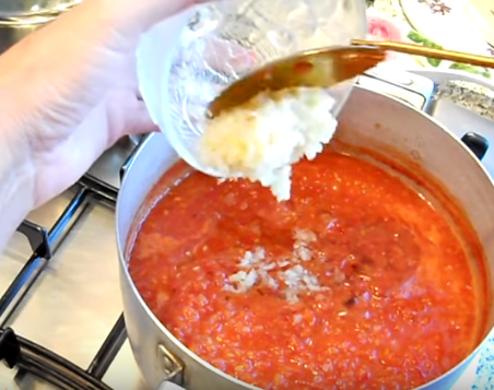 Аджика с яблоками просто готовится