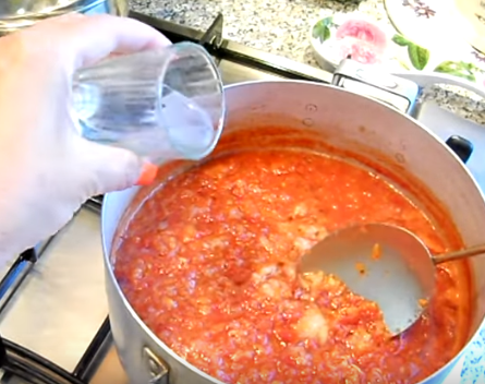 Рецепт аджики с яблоками легко воплотить в жизнь