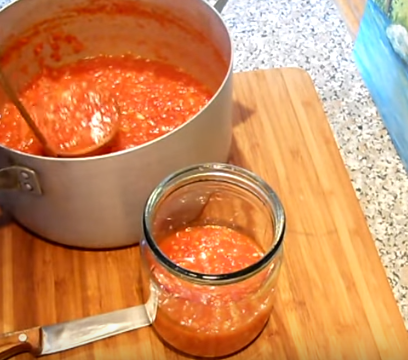 Аджика с яблоками просто готовится