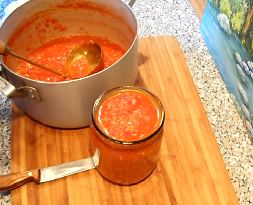 Рецепт аджики с яблоками легко воплотить в жизнь