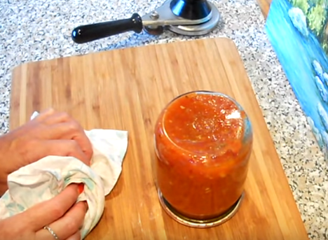 Аджика с яблоками просто готовится