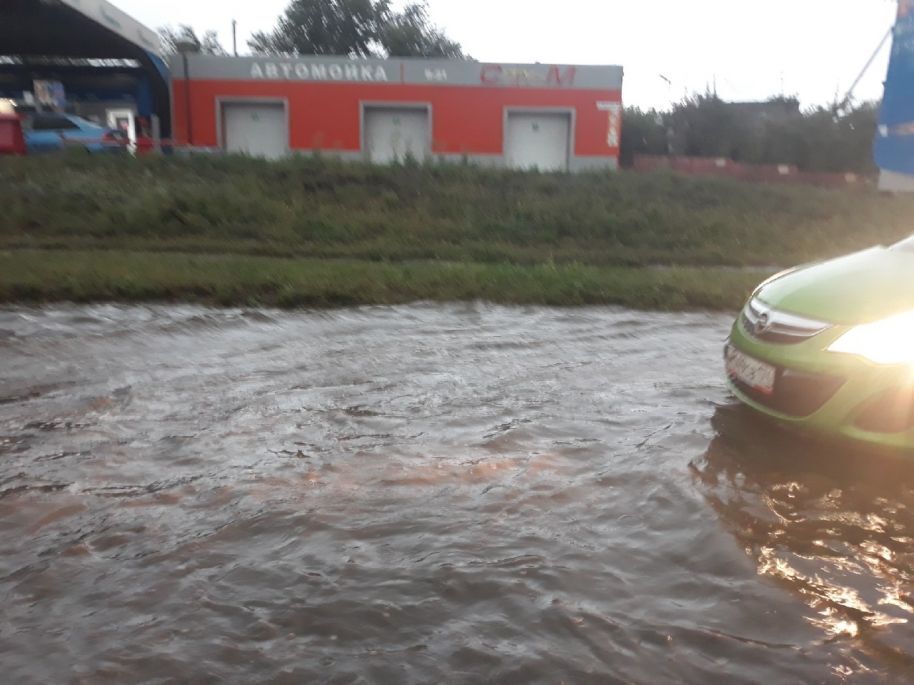 Вода доставала аж до фар автомобилей