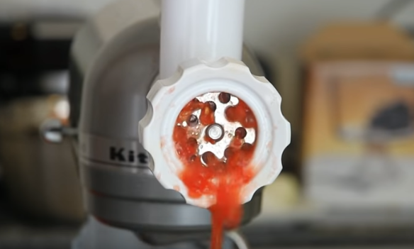 Аджика из помидор варится примерно 3 часа