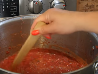 Аджика из помидор варится примерно 3 часа