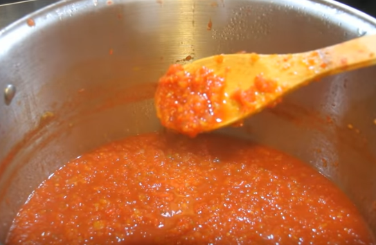 Аджика из помидор варится примерно 3 часа