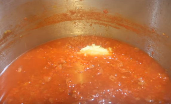 Аджика из помидор варится примерно 3 часа