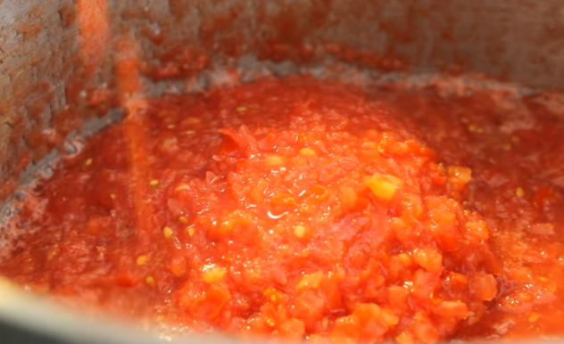 Аджика из помидор варится примерно 3 часа
