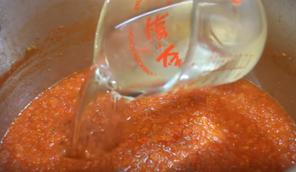 Аджика из помидор варится примерно 3 часа