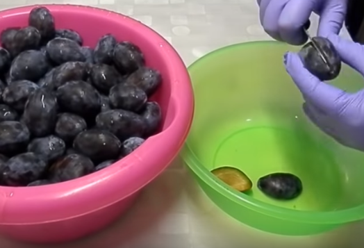 Аджика из слив острая очень просто готовится