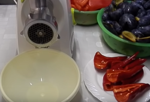 Аджика из слив острая очень просто готовится