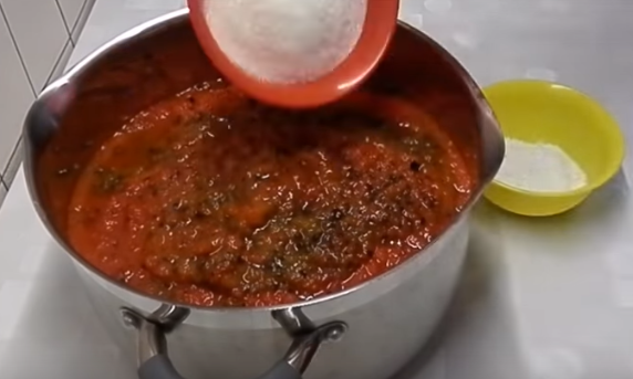 Аджика из слив острая очень просто готовится